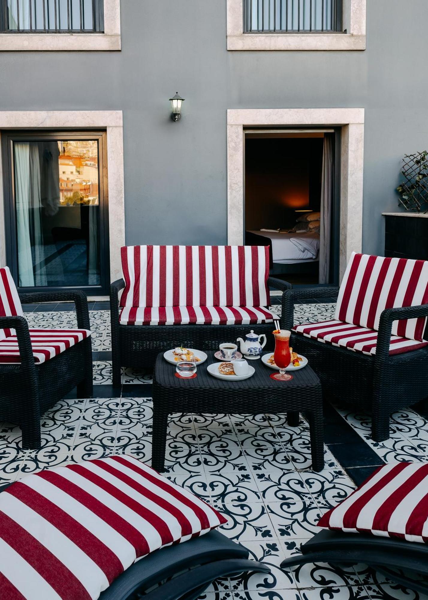 138 Liberdade Hotel Lisboa Eksteriør billede A typical patio at the hotel