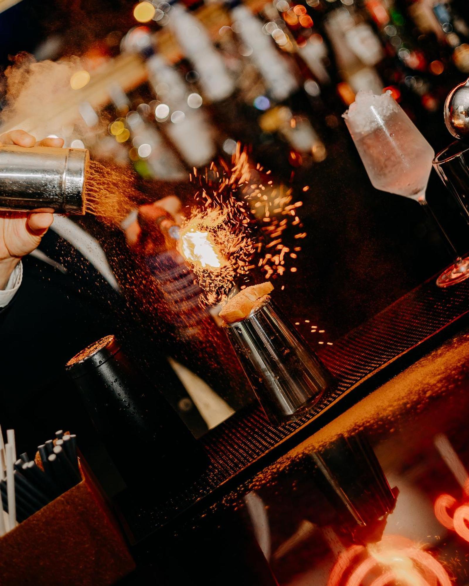 138 Liberdade Hotel Lisboa Eksteriør billede A bartender using a cocktail gun to make a flaming shot