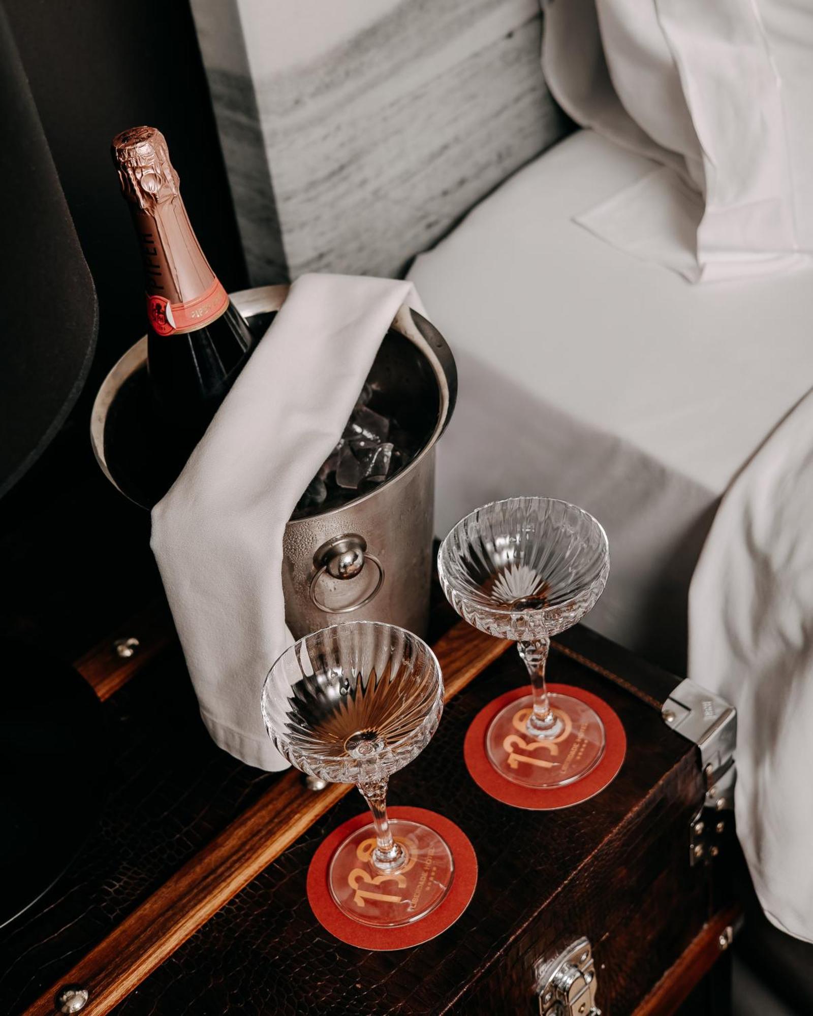 138 Liberdade Hotel Lisboa Eksteriør billede Champagne in a cooler